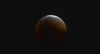 Eclipse parcial da Lua acontece hoje; veja como assistir pela internet